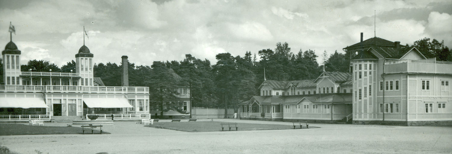 Seurahuone ja kylpylä 1900-luvun alussa. Societetshuset och Hangö bad i början på 1900-talet. The restaurant building and the spa buildling in the early 1900s.