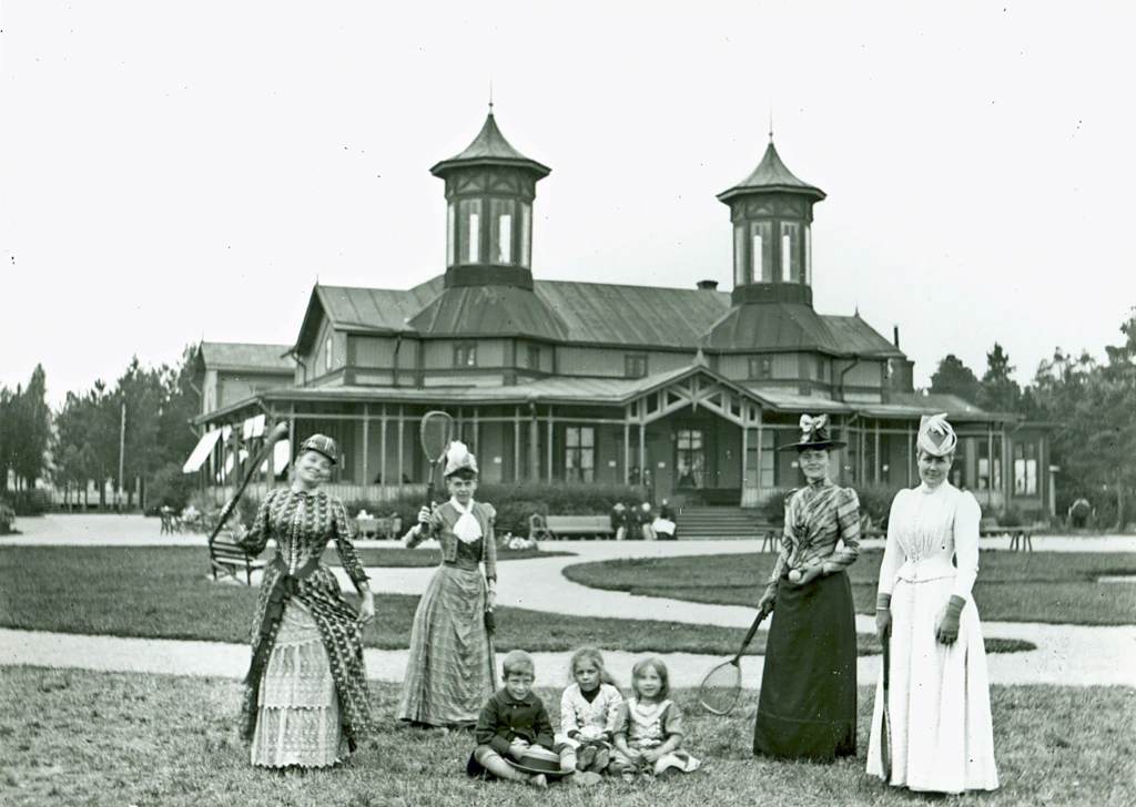 Tennispelaajia ja lapsia Casinon edustalla. Tennisspelare och barn framför Casino. Tennis players and children in front of the restaurant building Casino.