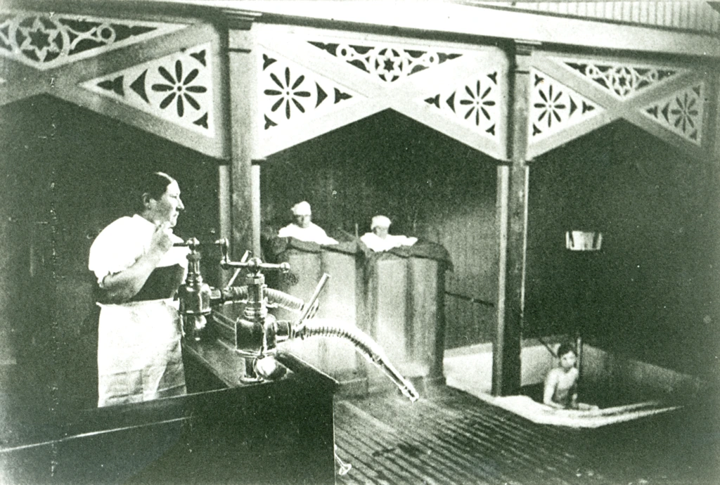 Vesihoitoja Hangon kylpylässä. Vattenbehandlingar i Hangö bad. Water treatments in the spa of Hanko.