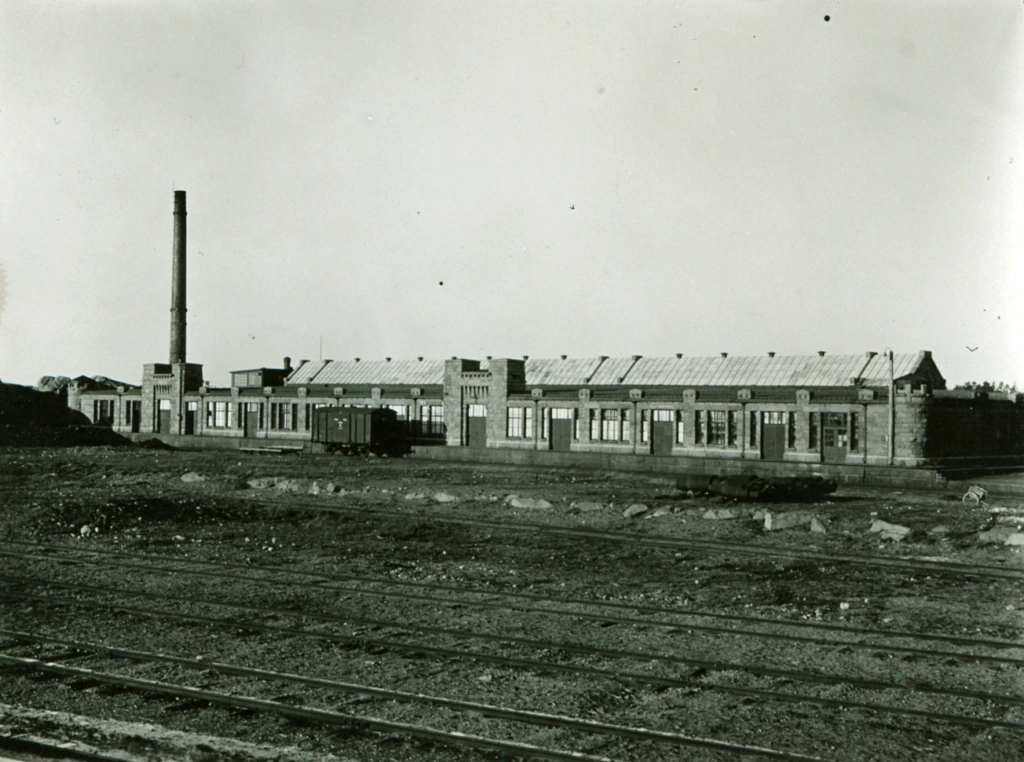 Voimakasiini ja junaratoja. Smörmagasiner och järnvägsspår. The butter magasine and railway tracks.
