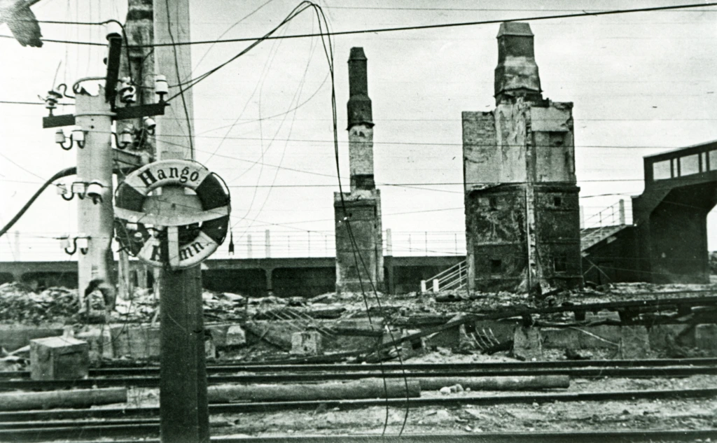 Tuhoutunut rakennus Hangon satamassa. En förstörd byggnad i Hangö hamn. A destroyed building inthe port of Hanko.