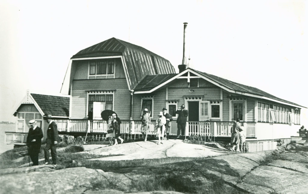Neljän tuulen tupa 1920-luvulla. Vieraita lähdössä pois. De fyra vindarnas hus på 1920-talet. Gäster på vä bort. The House of the Four Winds in the 1920s. Café guests leaving.
