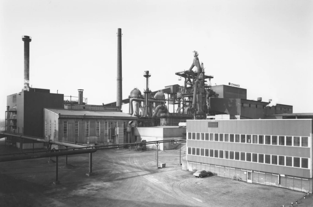 Rauta- ja terästehadas Koverhar. Kuvassa on monta erilaista rakennusta. Järn- och stålverket Koverhar. På bilden syns flera byggnader. The iron and steel works of Koverhar. The picture show several different buildings.