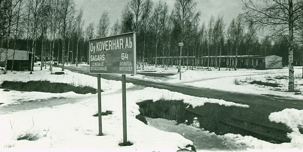 Rivitaloalue Lappohjassa. Edustalla kyltti "Oy Koverhar Ab Sågars". Ett radhusområde i Lappvik. Framtill en skylt "Oy Koverhar Ab Sågars". Rowhouses in Lappohja. In front a sign "Oy Koverhar Ab Sågars".