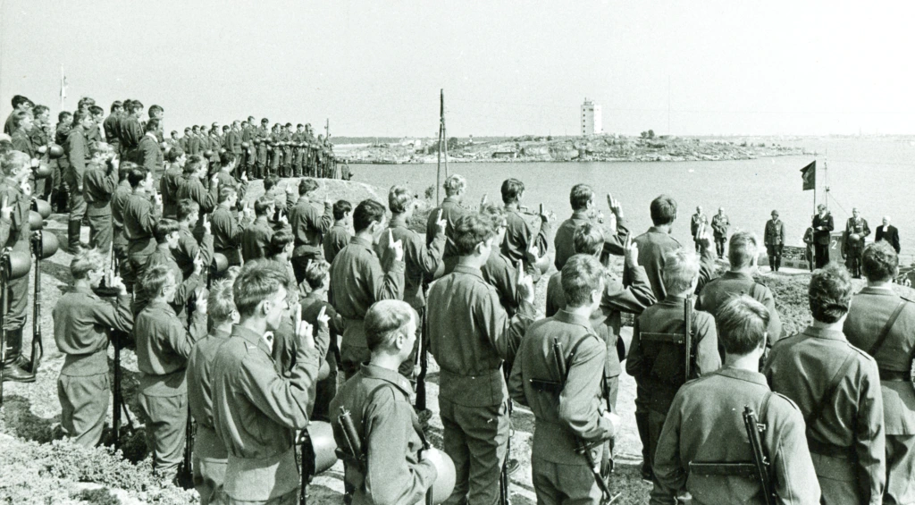 Sotilaat vannovat valaa Hangon eteläkärjellä. Soldater svär ed på Hangös sydspets. Soldiers swearing an oath on the southern tip of Hanko.