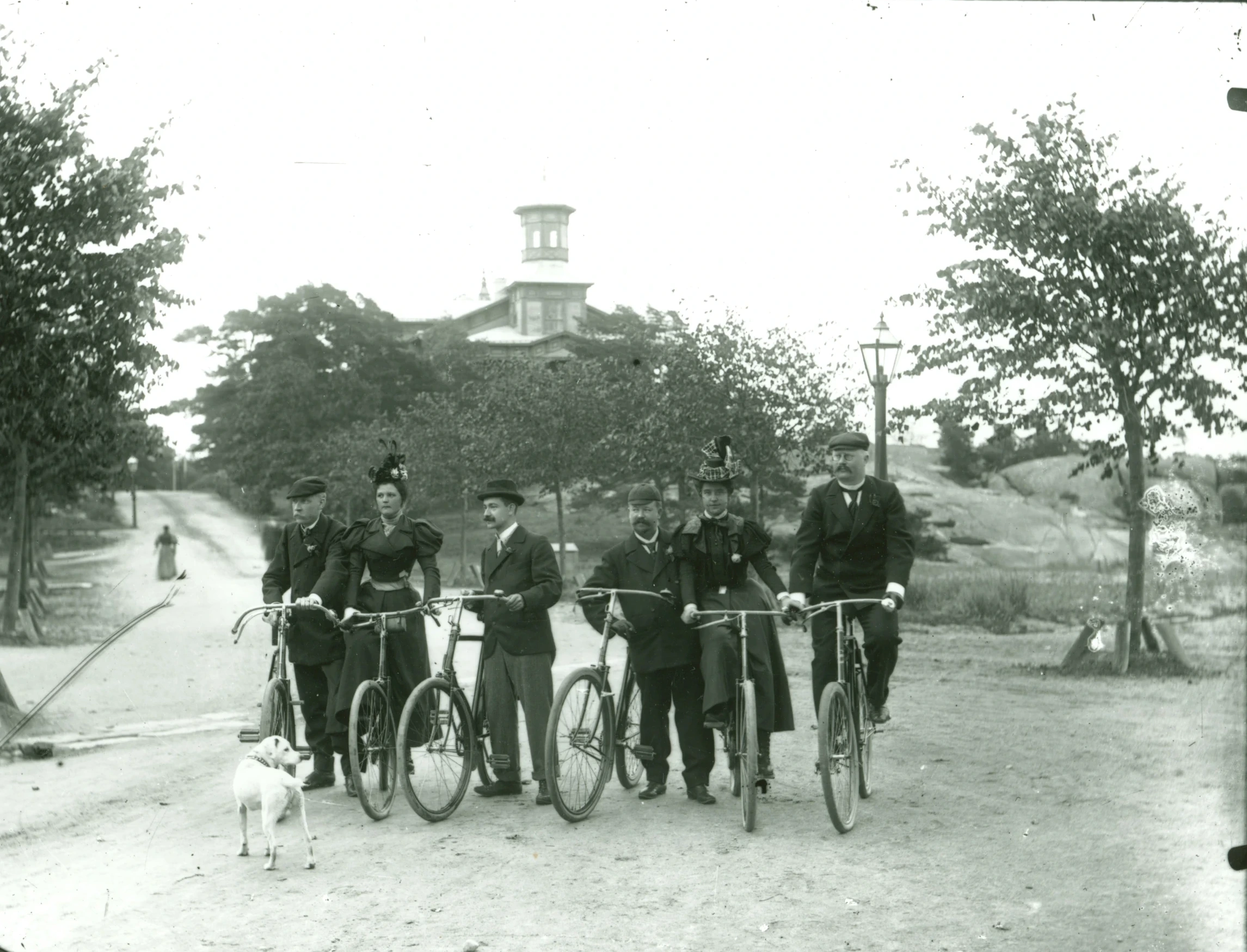 Pyöräilijöitä villa Tellinan edessä 1900-luvun alussa. Cyklister framför Villa Tellina i början på 1900-talet. Cyclists in front of villa Tellina in the early 1900s.